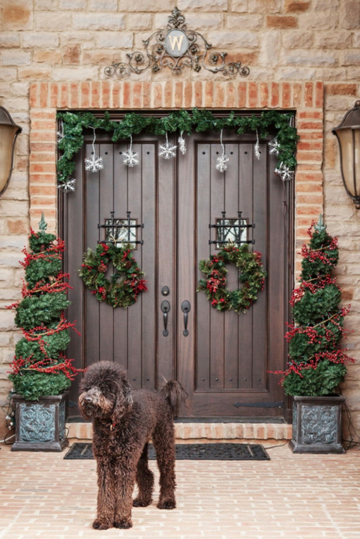 hermosa decoración en estilo rústico, decoración en verde y rojo, bonitas imágenes con ideas de puertas decoradas navideñas