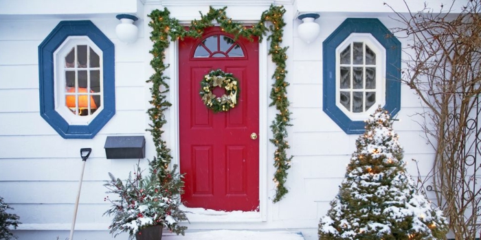 decoracion navideña clásica con corona verde con ornamentos en dorado, más de 90 ideas sobre como decorar la casa en Navidad
