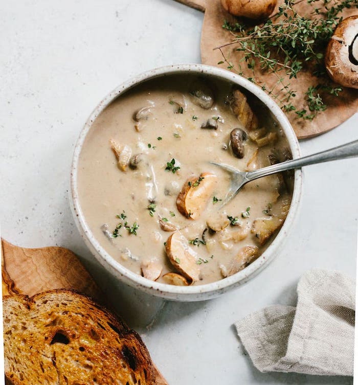 sopas cremosas y nutritivas para el invierno, sopa de champiñones con pan rústico, ideas de sopas caseras fáciles de hacer