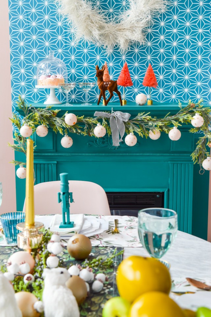 guirnaldas de navidad de ramsa de pino y bolas pintadas en blanco mate con estrellas dibujadas, salón comedor decorado para Navidad 