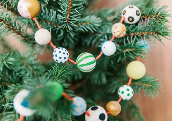 guirnaldas decorativas para decorar el árbol, ideas para decorar la casa en navidad, guirnaldas con cuentas coloridas