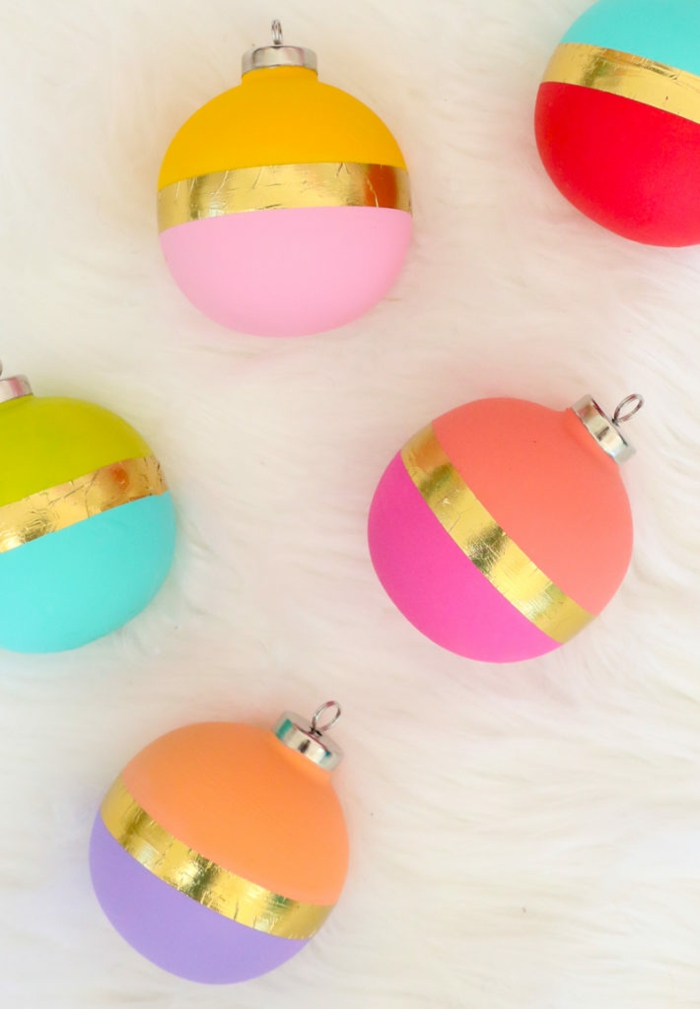 preciosos ornamentos decorados a mano en colores pastel con acabado mate y detalle metalico, fotos de ideas regalos navidad