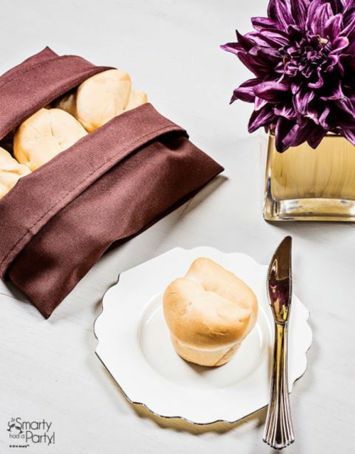 servilletas color berenjena dobladas para cubrir el pan, ideas sobre como doblar servilletas de papel para navidad 