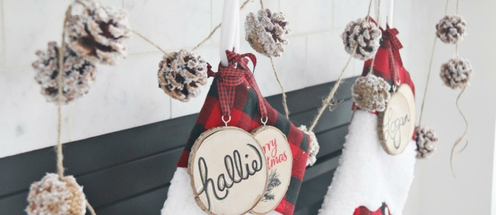 las mejores ideas de decoración casera para navidad, chimenea de leña adornada con guirnalda de piñas efecto nevado 