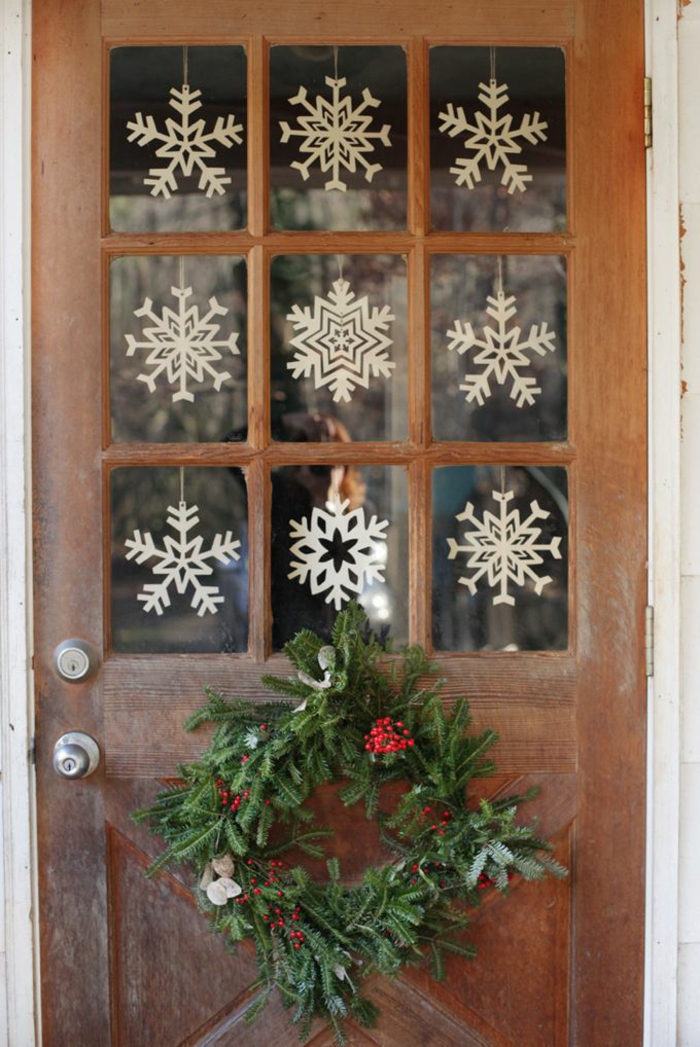 manualidades navideñas faciles y originales, copos de nieve para colgar en la ventana o en la puerta, ideas de manualidades para decorar la casa 