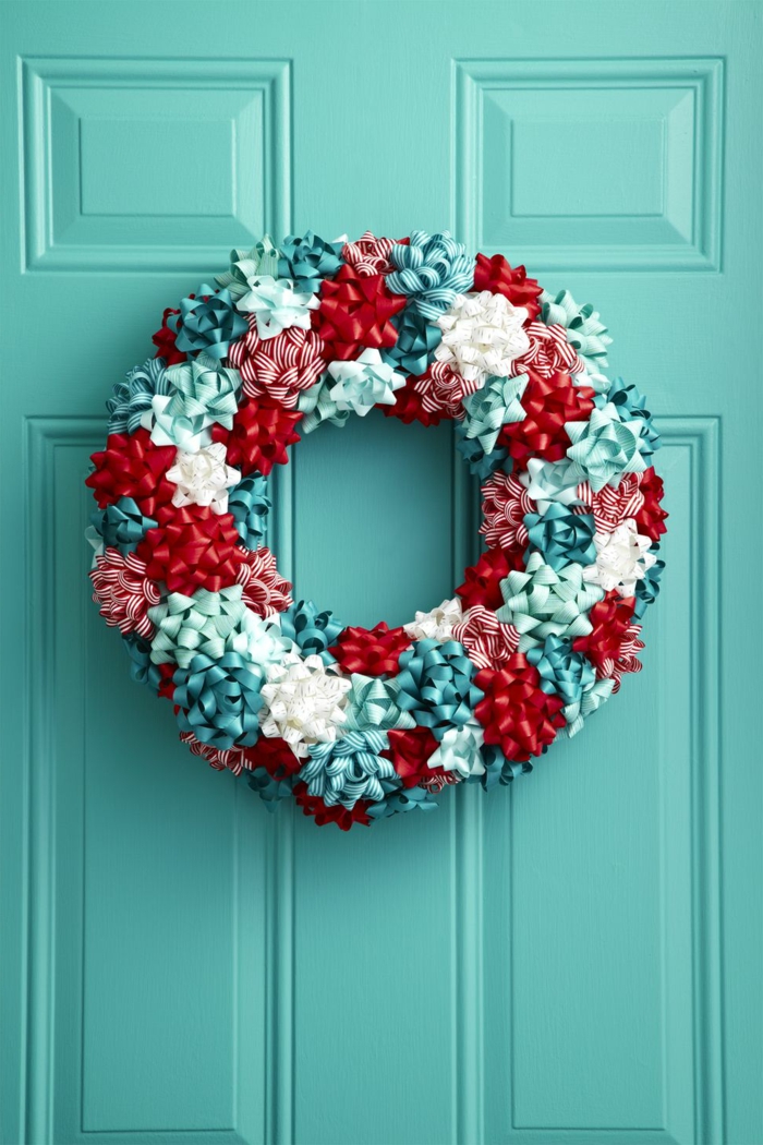 ejemplos de decoracion navideña 2019 tendencias originales, como hacer una corona colorida de pequeños moños 