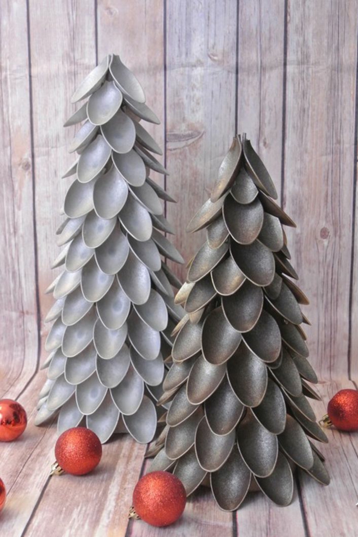 arboles de navidad originales caseros, árboles de navidad de reciclaje, dos árboles de cucharas de plástico para decorar el hogar 