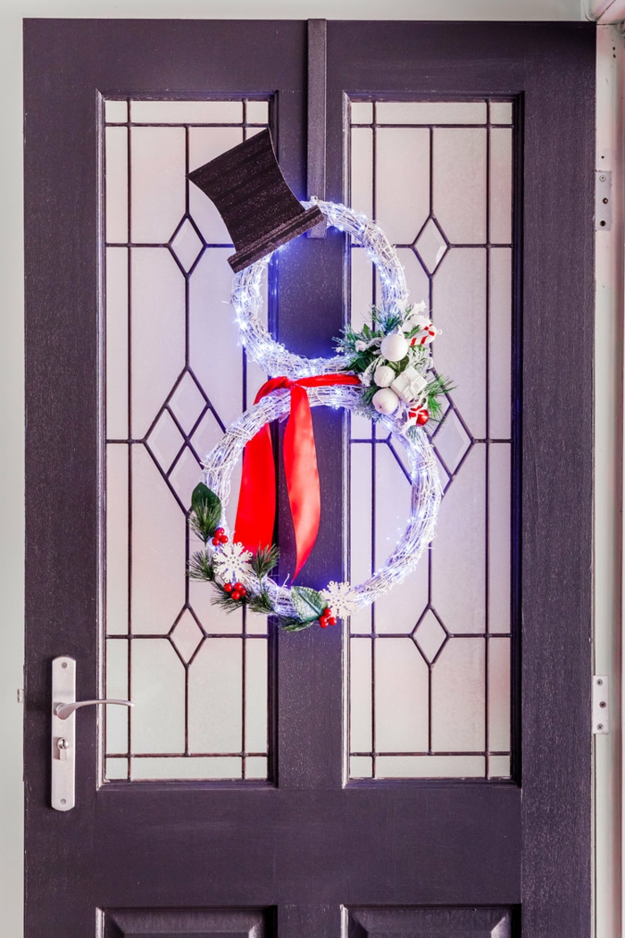 las mejores ideas sobre como decorar la puerta en septiembre, dos coronas relucientes y pequeños adornos navideños 