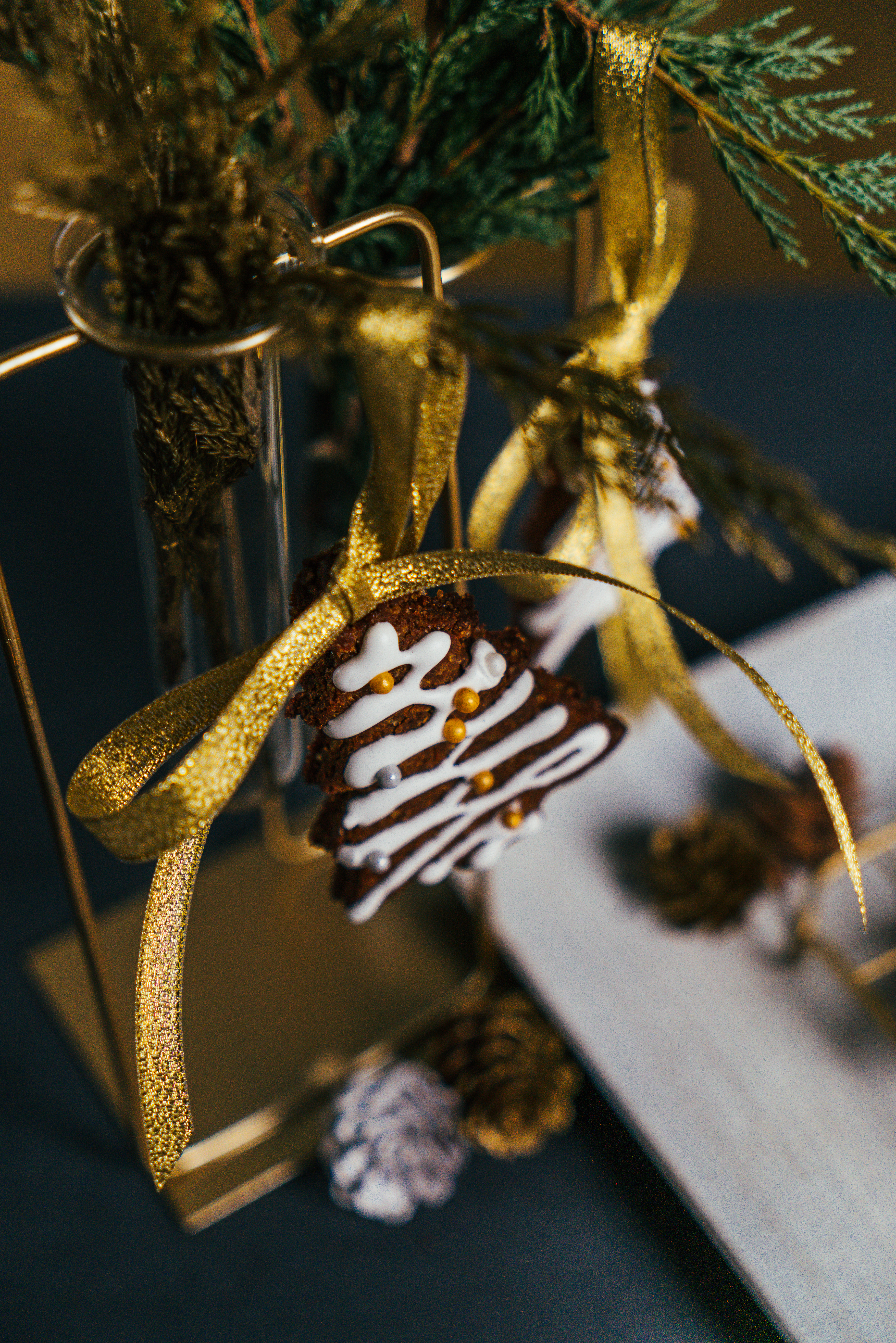 precioso adorno con cinta en dorado, galleta de jengibre decorada con glasé real casero, ornamentos navideños para decorar la casa 