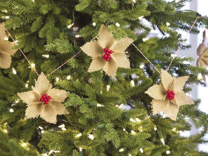manualidades de navidad faciles para decorar el árbol, adornos de tela en forma de flores con acebo para decorar la casa