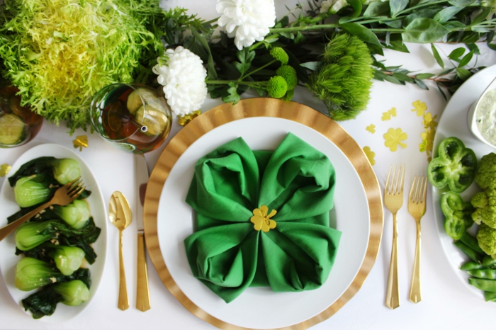 decoración de mesa para el día de San Patrick, como doblar servilletas de papel para navidad paso a paso, decoración de mesa original 