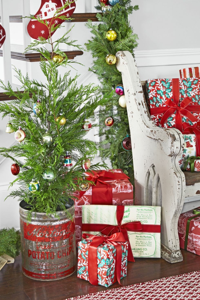 ideas alernativas al arbol de navidad, pequeño pino en maceta decorado con adorno navideños bonitos, fotos de decoración para Navidad 