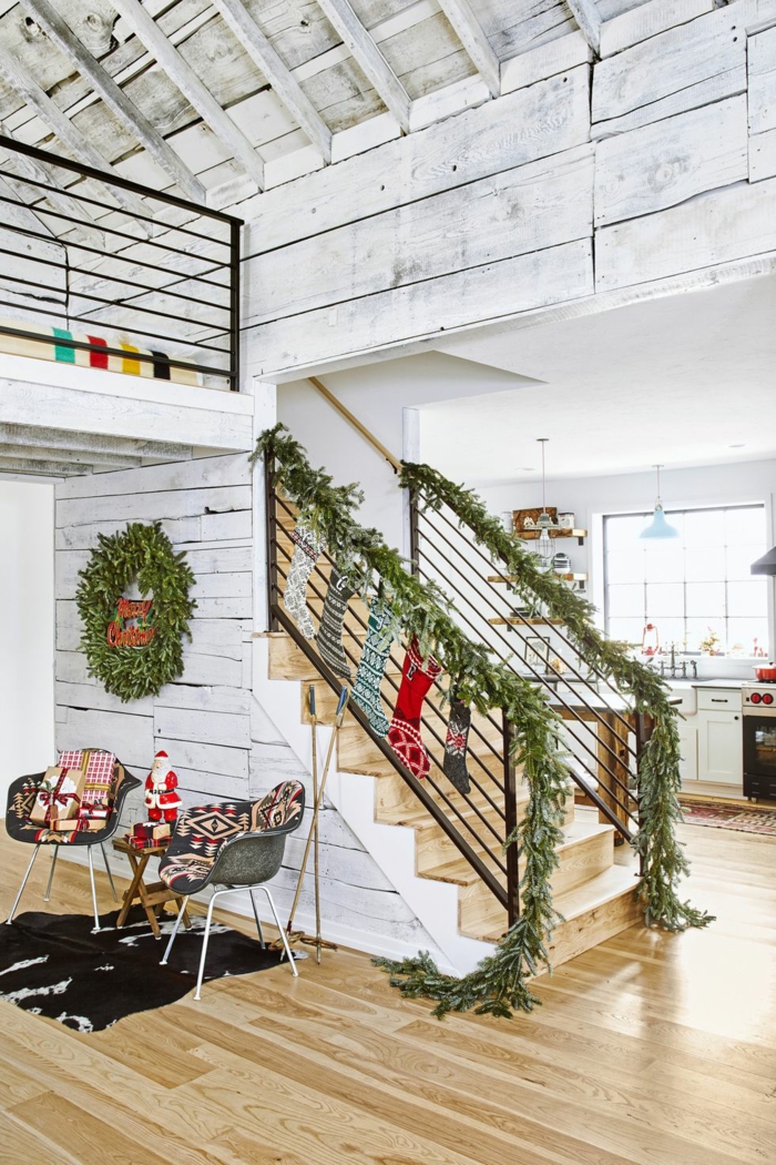 escaleras decoradas con guirnaldas verdes naturales, guirnalda de hojas de eucalipto, fenomenales ideas para decorar la casa