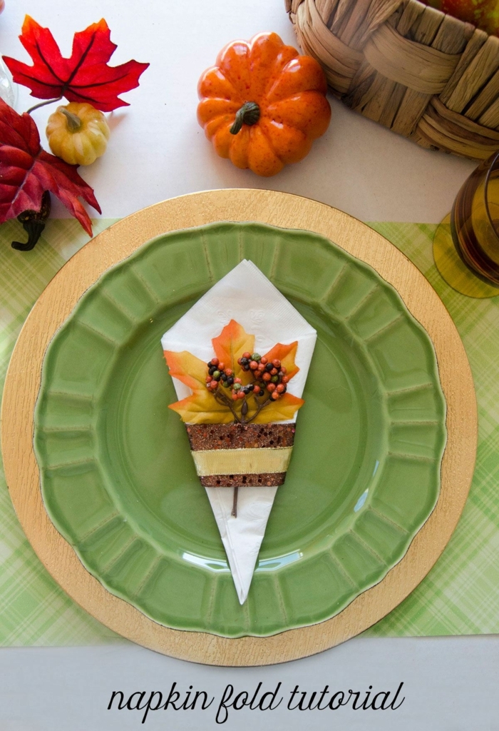 ejemplos de mesas decoradas para el otoño, como decorar la mesa para una cena de Acción de dar las gracias, como doblar servilletas de papel de forma original