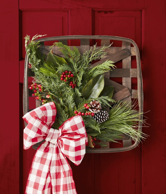 adornos navideños originales para colgar en la pared, detalles verdes con acebo y moño en blanco y rojo, puertas decoradas DIY 