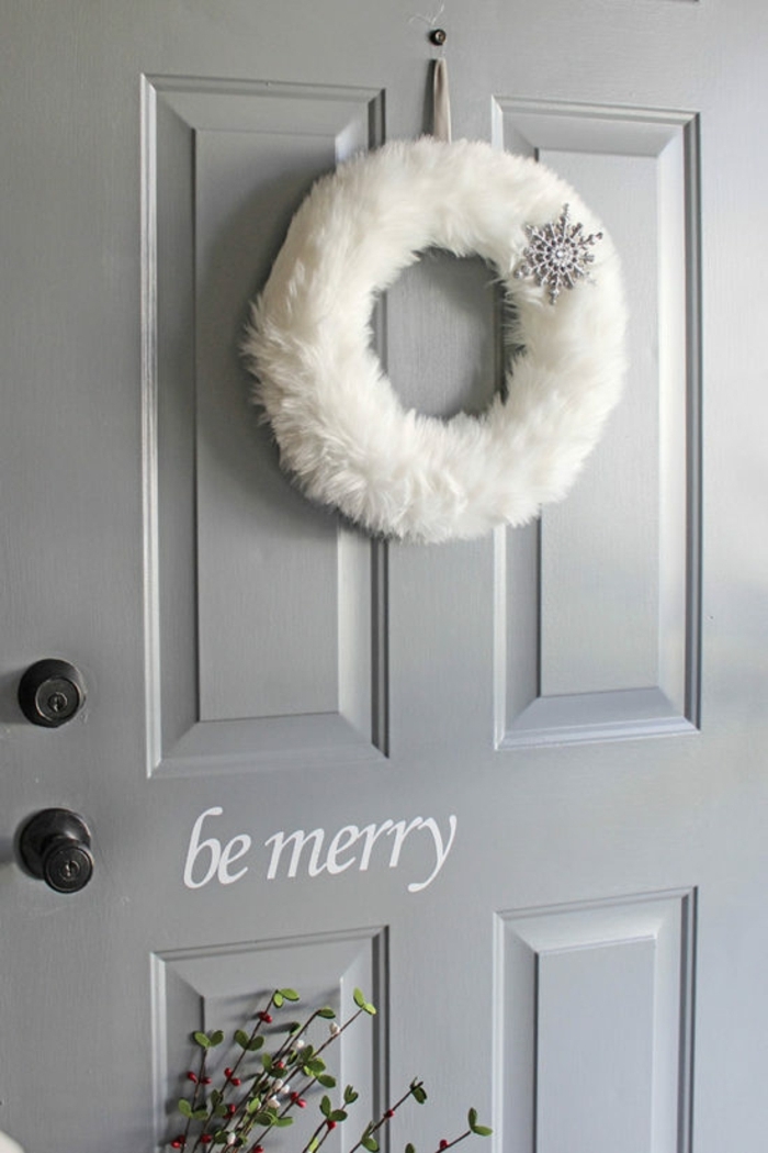 bonita corona blanca en estilo nórdico, motivos navideños bonitos para añadir un toque festivo y acogedor a tu casa 