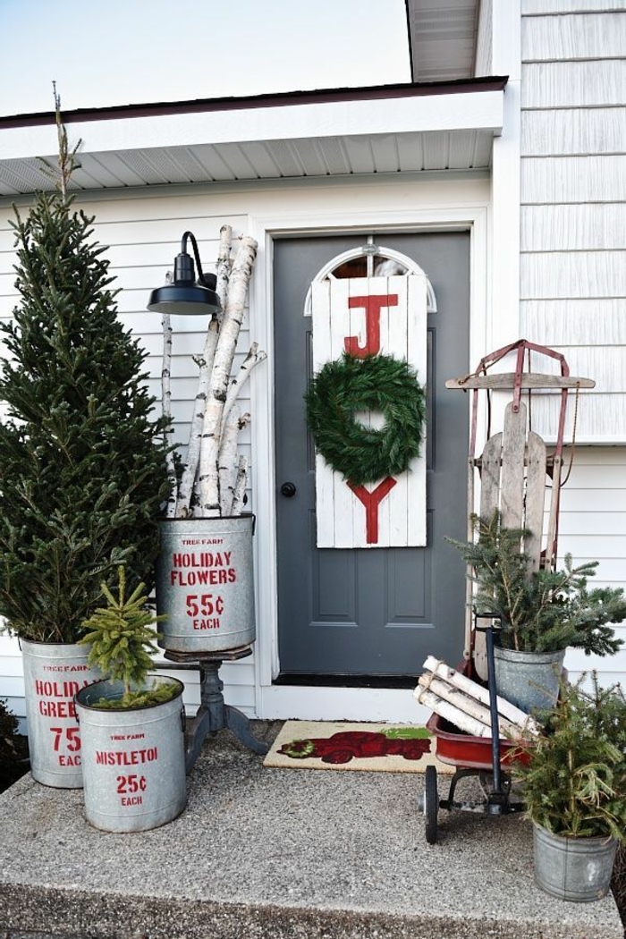 decoración casera original, ideas de motivos navideños para decorar la puerta de tu casa, porche en estilo rústico 
