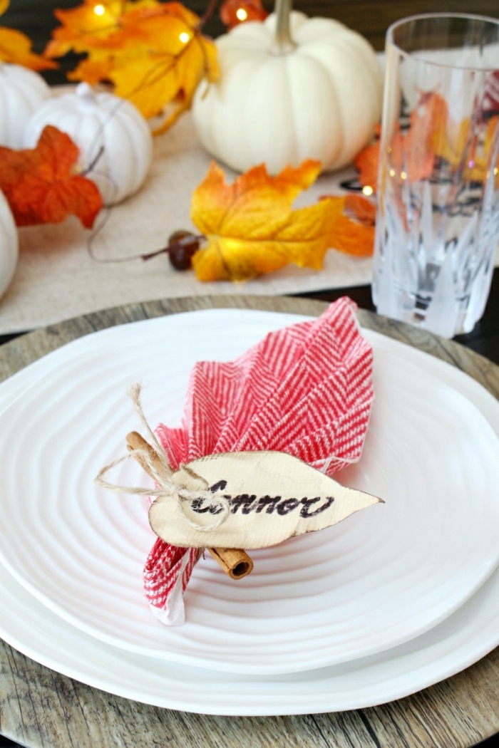precioso detalle decorativo con una servilleta de papel, decoración de la mesa con detalles temáticos para el otoño 