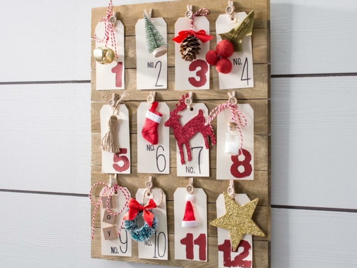 bonito calendario hecho con etiquetas de papel, cifras y pequeños detalles adornos navideños bonitos, decoración para navidad