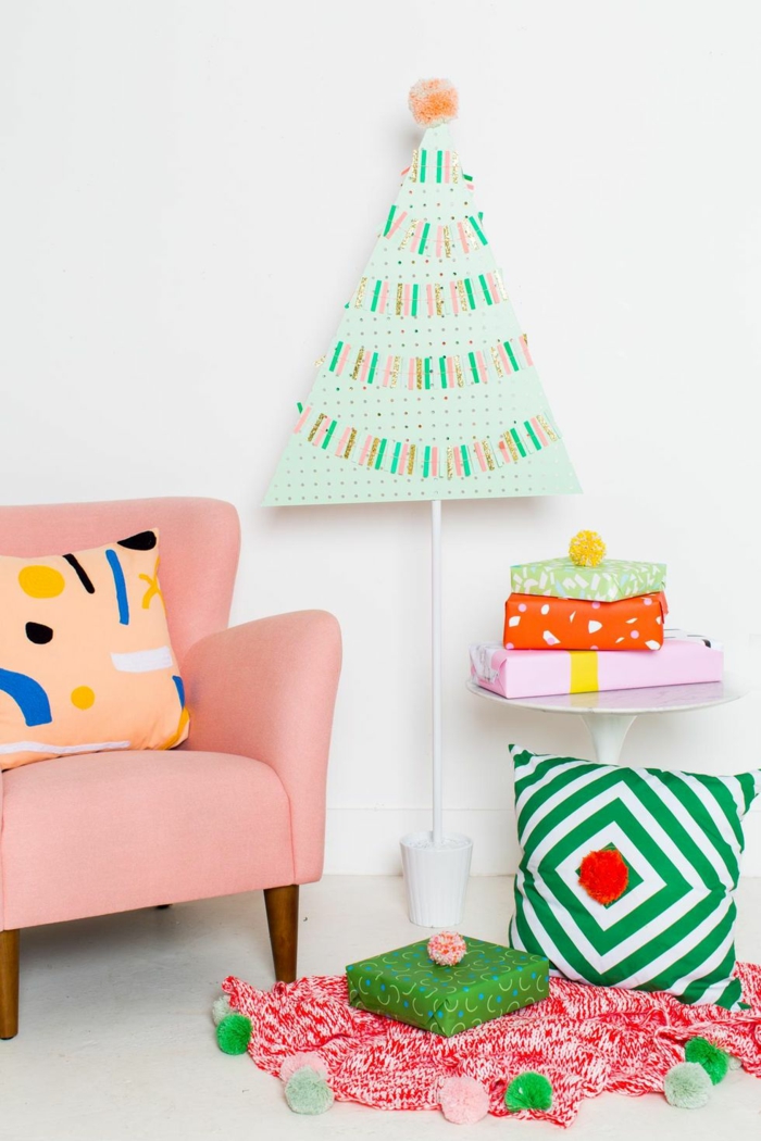 decoración habitación en colores frescos vibrantes, arbol de navidad de carton para decorar el salón, ideas frescas de decoracion