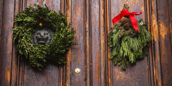 dos detalles simples para decorar tu puerta en diciembre, coronas navideñas verdes de materiales naturales en fotos 