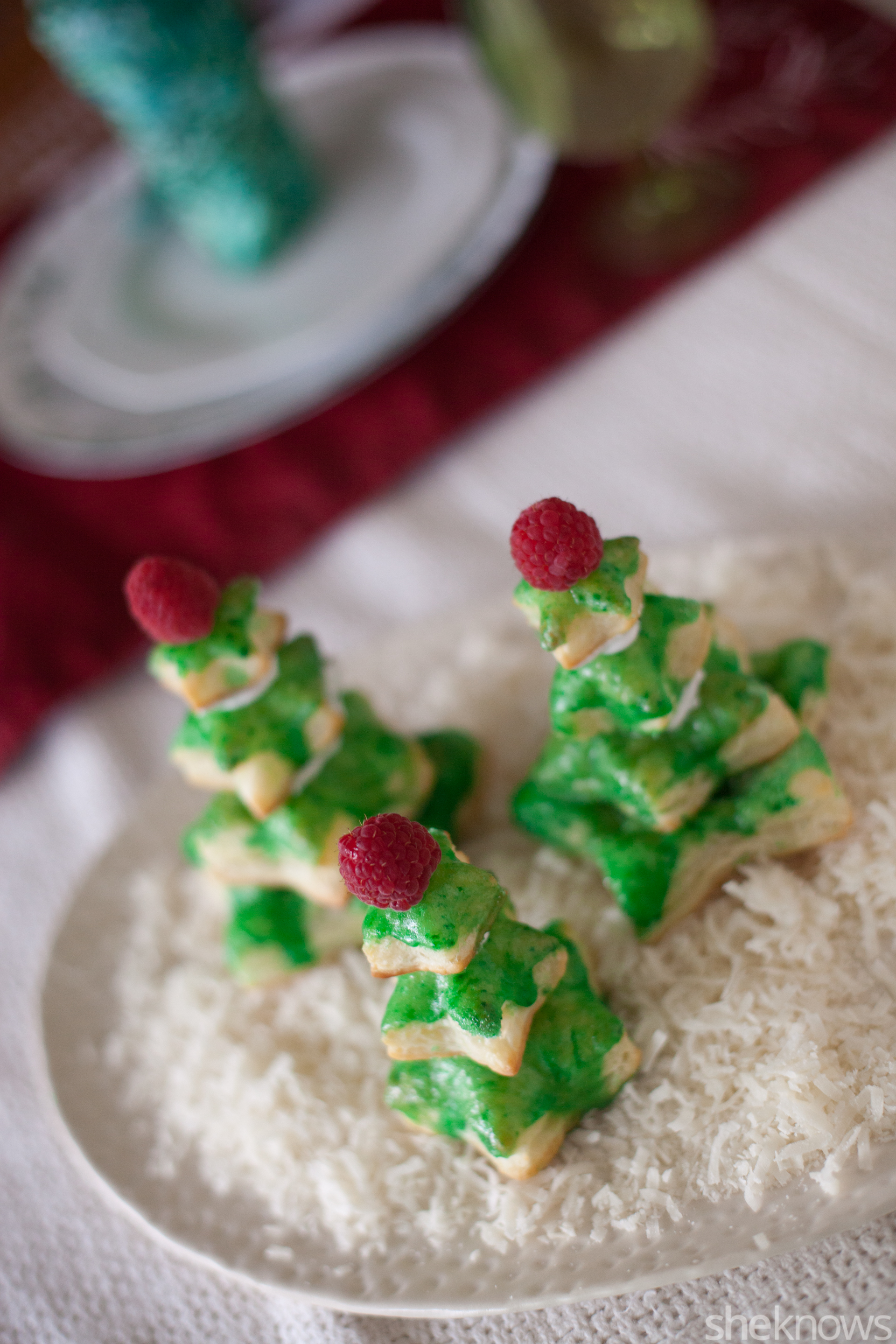 pequeños árboles navideños hechos con estrellas de hojaldre pegadas entre si con colorante alimentario color verde 