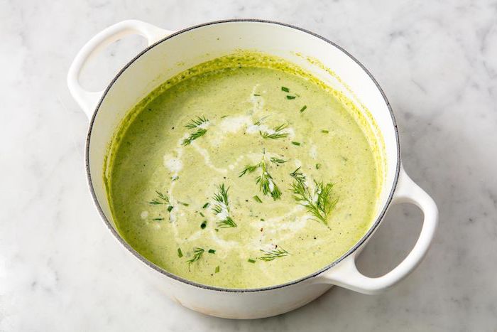 receta sopa de verduras con espárragos y eneldo, sopas caseras con vegetales y nata, recetas de sopas saludables y fáciles de hacer
