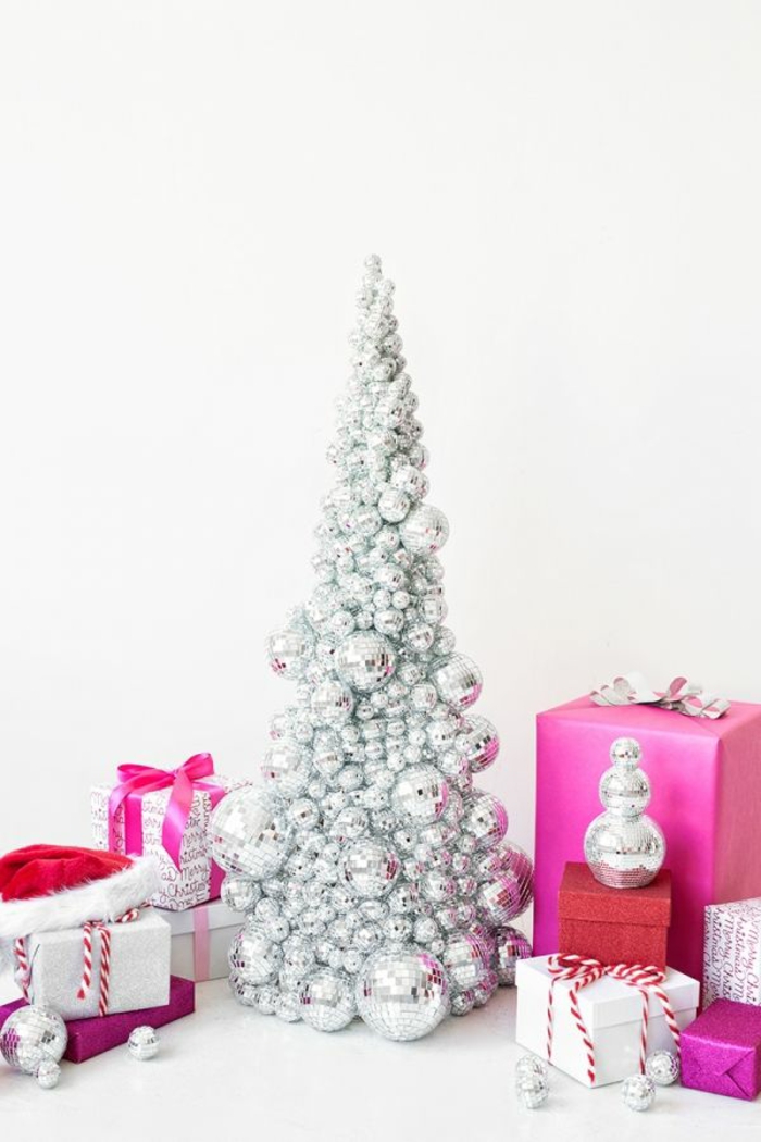 precioso árbol navideño en color plateado, ideas para decorar la casa, las últimas tendencias en decoración para Navidad