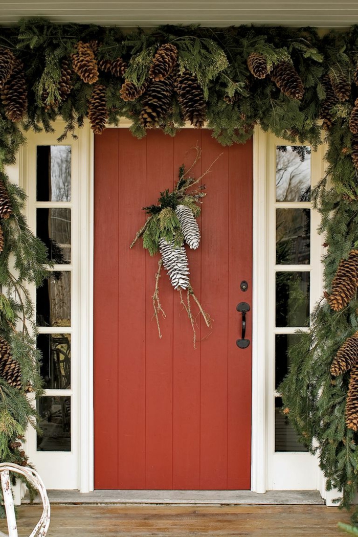 decoración con piñas de la puerta, fotos de casas decoradas en estilo rústico, adornos navideños vintage para decorar tu porche