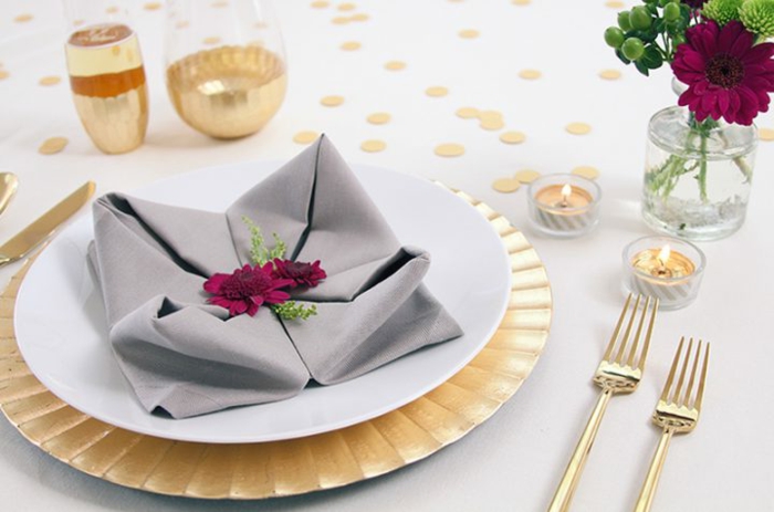 servilletas de tela sofisticadas, detalles para decorar la mesa, mesa decorada en gris y dorado, flores como elemento decorativo 