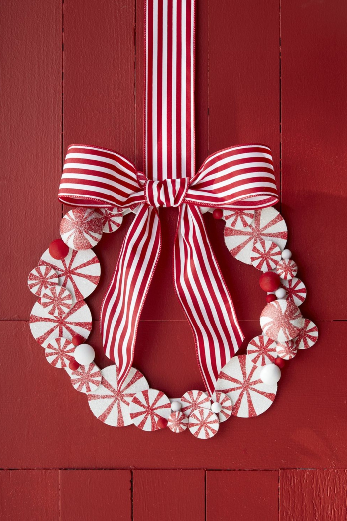 adornos navideños DIY, corona de Navidad en blanco y rojo, colores y tendencias para decorar tu puerta en diciembre