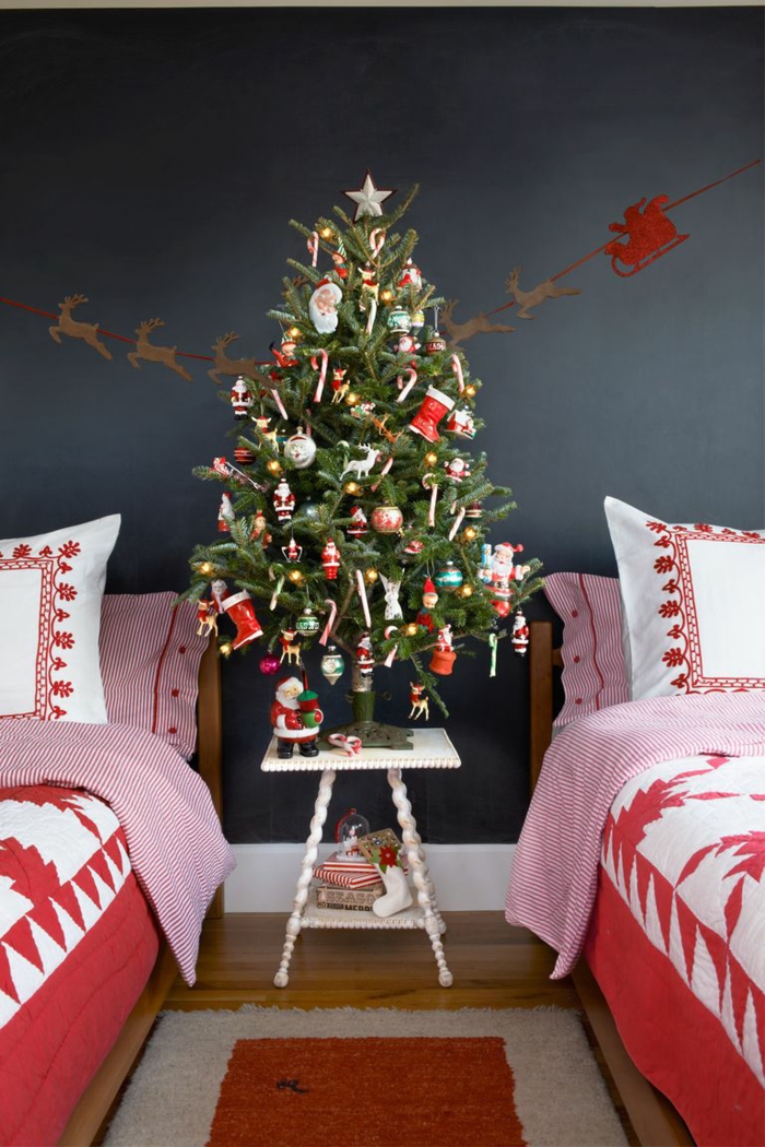 dormitorio decorado en colores oscuros, sábanas navideñas, árbol navideño bonito, guirnalda de detalles de madera en forma de reno