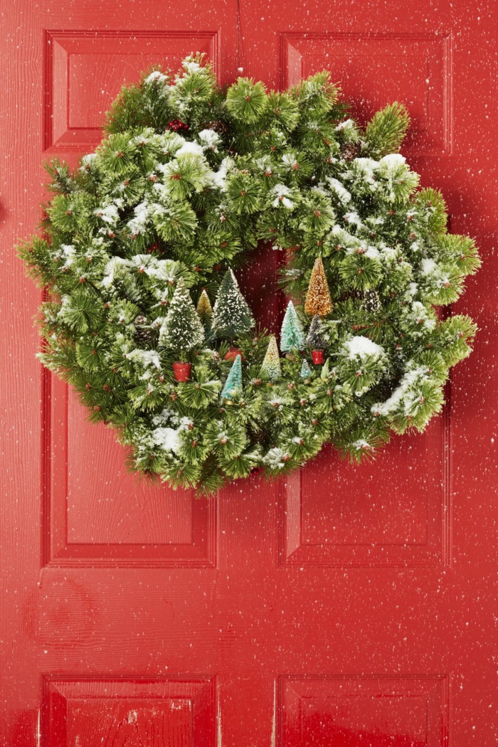 bonita corona verde colgada a la pared, decoración navideña clásicas, ideas de motivos navideños bonitos en fotos 