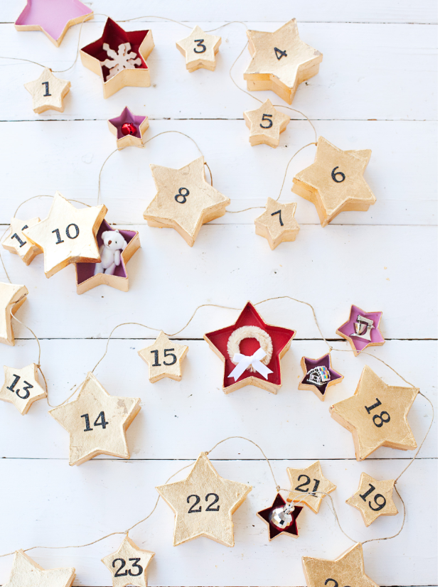 guirnalda de Navidad con cajas de cartón decoradas, calendario navideño con pequeños tratos, calendario adviento casero 