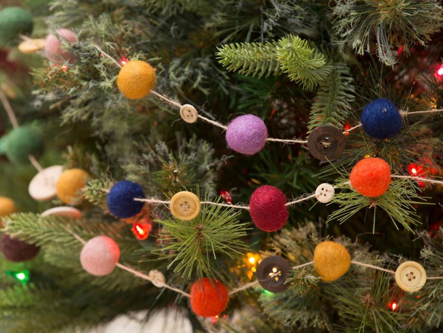 adornos navideños hechos a mano, gurinalda DIY de bolas de fieltro coloridas y botones reutilizados, guirnaldas decorativas