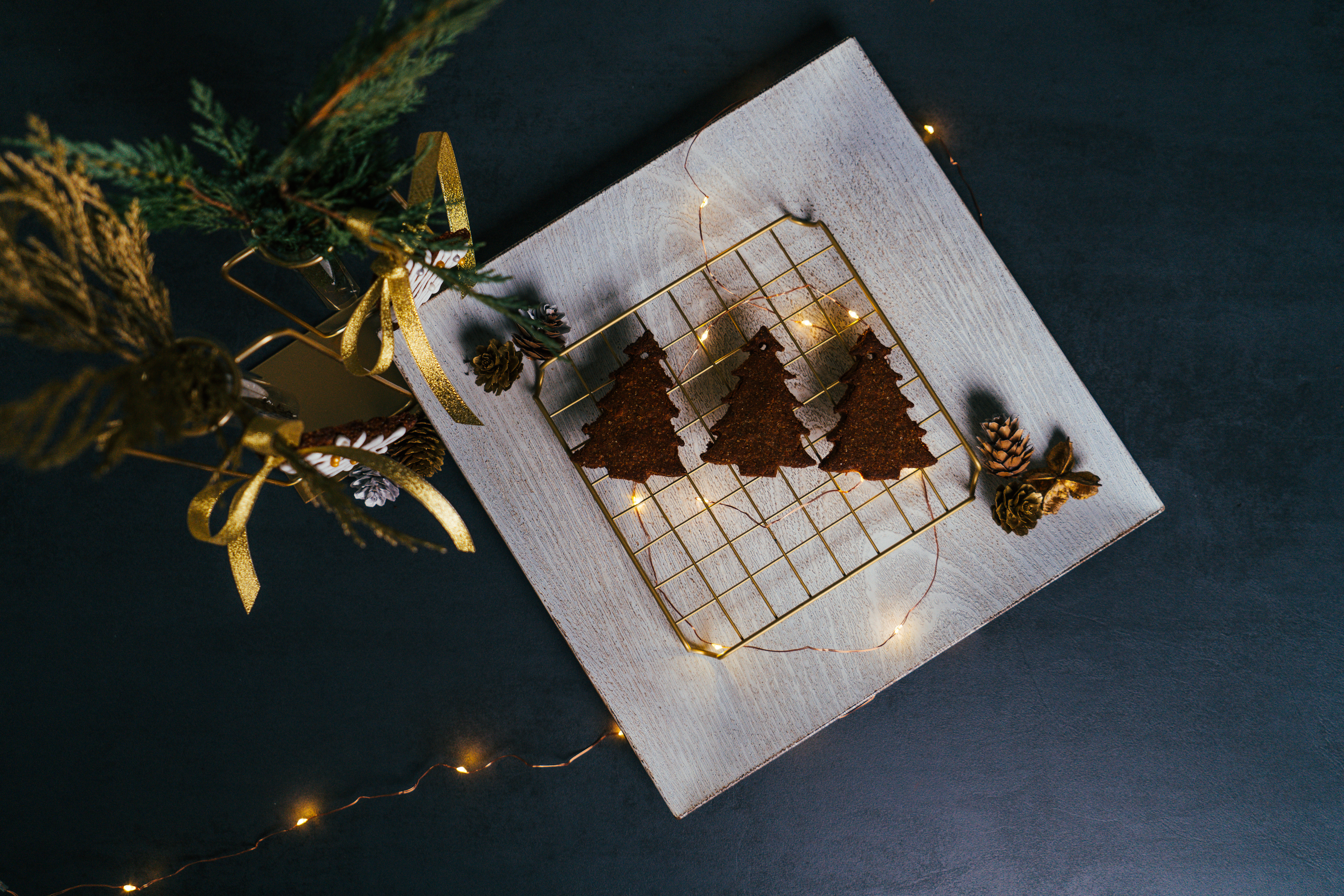 decoracion navideña casera con galletas de navidad en forma de árboles de navidad, galletas de jengibre caseras originales 