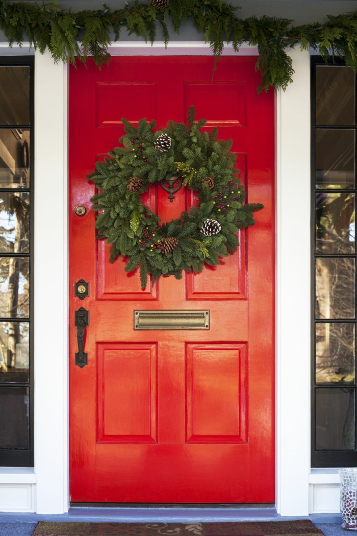puertas decoradas en estilo clásico en Navidad, colores de Navidad típicos, bonitos ejemplos de decoracion navideña casera 