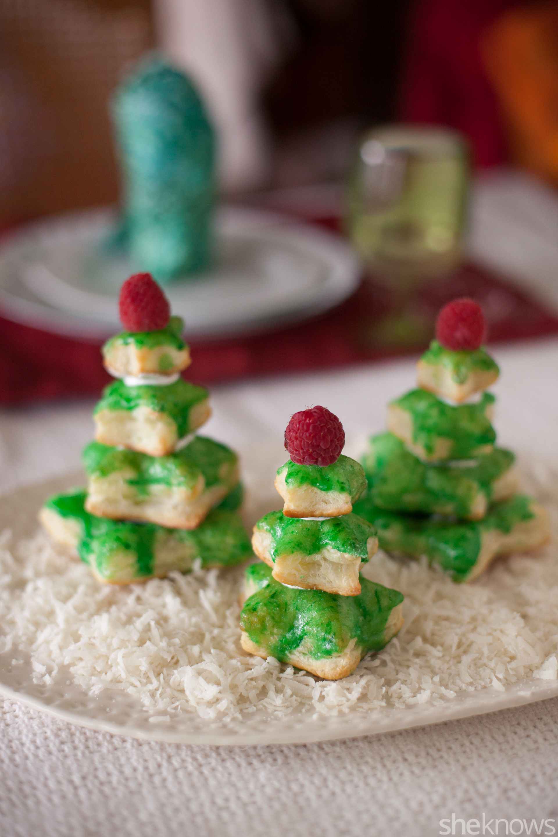 mini árboles de hojaldre decorados para navidad, centro de mesa DIY con ralladura de coco y pequeños arboles de hojaldre