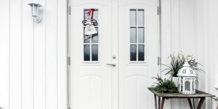 porche decorado en blanco con pequeños detalles verdes, decoracion navideña casera, originales ideas sobre cómo decorar la casa 