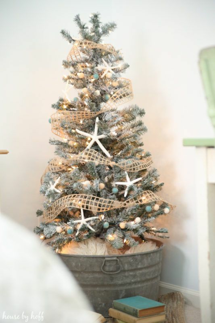ideas sobre como adornar un arbol de navidad en fotos, árbol navideño con pequeños adornos en colores pastel y guirnalda en dorado 
