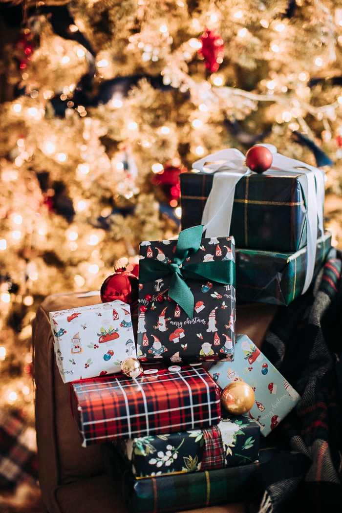 90 ideas de regalos personalizados para navidad, fotos de regalos bonitos, arbol navideño reluciente con bonitos regalos