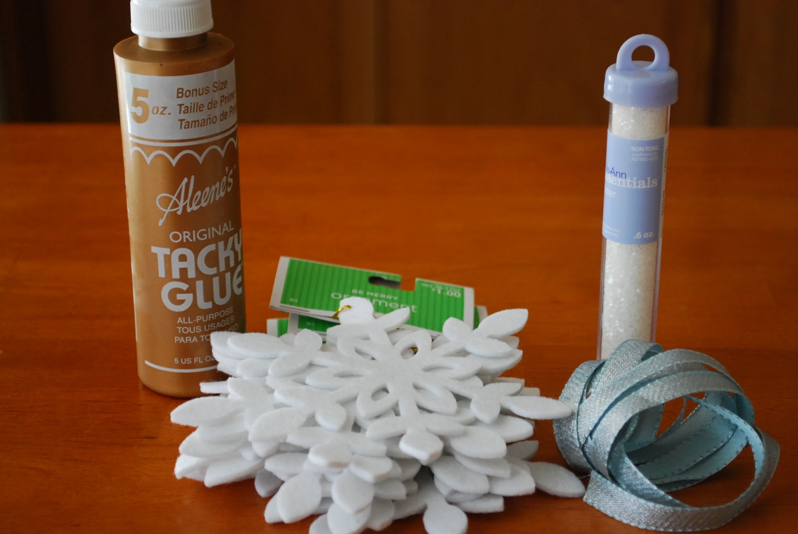 materiales necesarios para hacer manualidades caseras fáciles de hacer, copos de nieve de fieltro para hacer guirnaldas navideñas