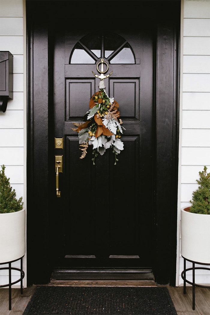 puertas decoradas para Navidad en estilo rústico, decoracion de navidad original con hojas caídas y flores de campo 