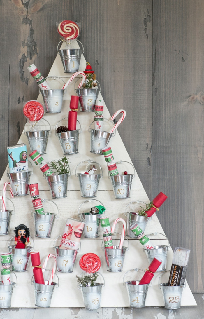 calendario de adviento DIY super original, ideas de árboles navideño alternativos, como adornar un arbol de navidad