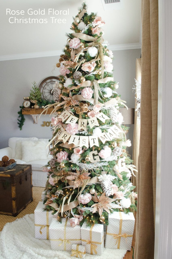 como adornar un arbol de navidad según las últimas tendencias 2019, adornos navideños en color rosa y beige, fotos para decorar la casa 