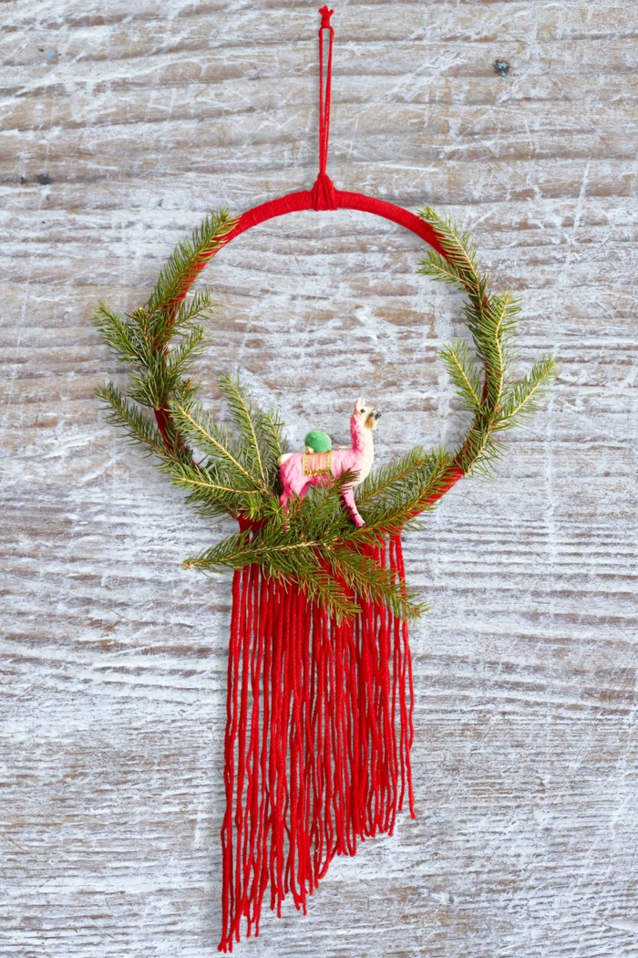 ornamento navideño en forma de atrapador de sueños, fantásticas ideas sobre como decorar la puerta en Navidad