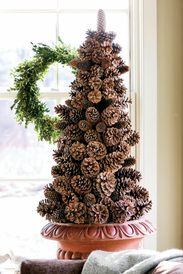 árboles de Navidad con reciclaje, ideas de manualidades de piñas para Navidad, árbol casero hecho de piñas foto 