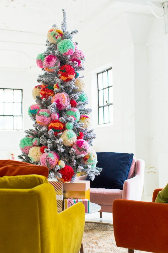 preciosa decoración para tu salón, árbol artificial en color blanco con grandes pompones en colores vibrantes, ideas decorativas 