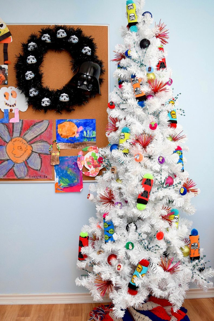 las ideas más inusuales sobre como decorar un árbol de Navidad, árbol artificial blanco con adornos temáticos y originales 