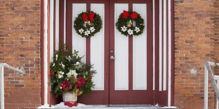 dos coronas idénticas para decorar tu puerta en navidad, decoracion navideña casera, fotos de puertas decoradas 